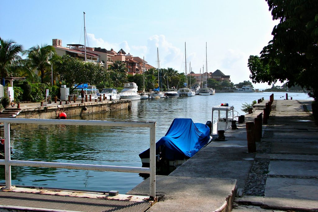 Puerto_Aventuras-boat-ocean-port