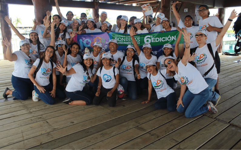 Staff de Dolphin Discovery en el evento 10,000 sonrisas