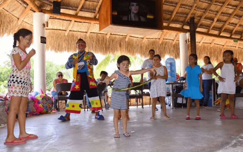 Juegos y dinámicas con los niños en el evento 10,000 sonrisas 6ta edición