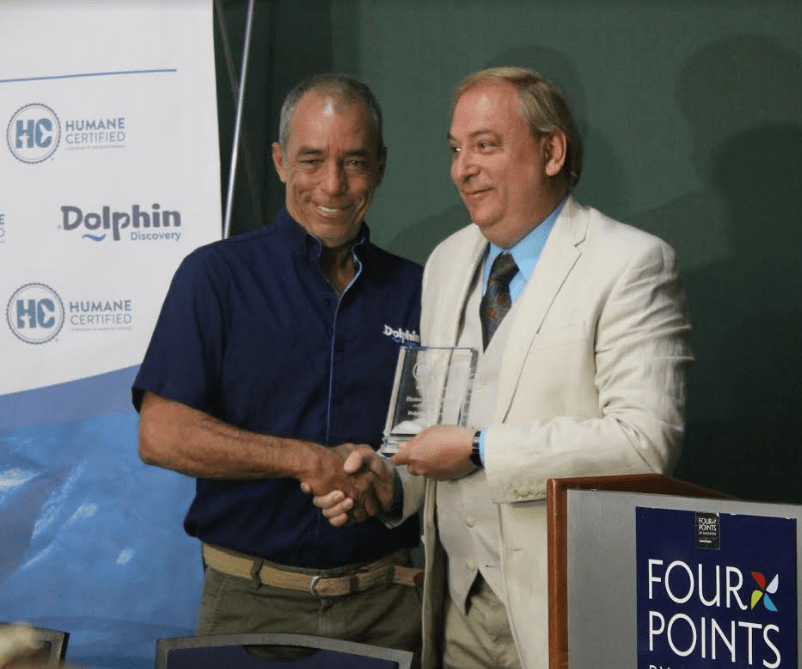 Dr. Roberto Sánchez de Dolphin Discovery & Mark Stubis Director de comunicación de American Humane