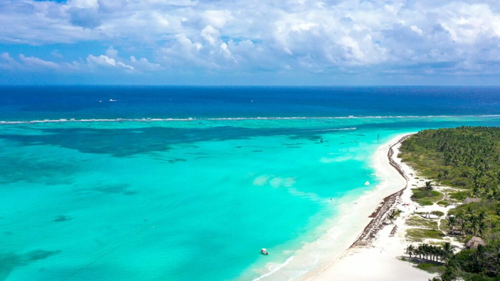 playa con mar azul y arena blanca