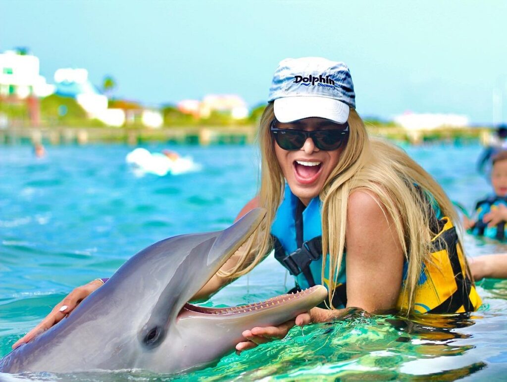 mujer nadando con un delfin en isla mujeres 