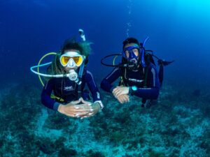 pareja buceando en cozumel