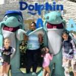 familia disfruta de las promociones en Punta Cana por Dolphin Discovery Downtown