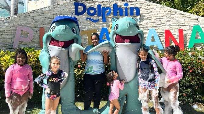 familia disfruta de las promociones en Punta Cana por Dolphin Discovery Downtown